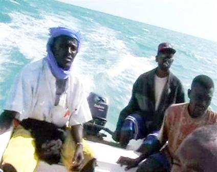 قراصنة على متن زورق سريع بالقرب من ميناء ايل الصومالي يوم 24 نوفمبر